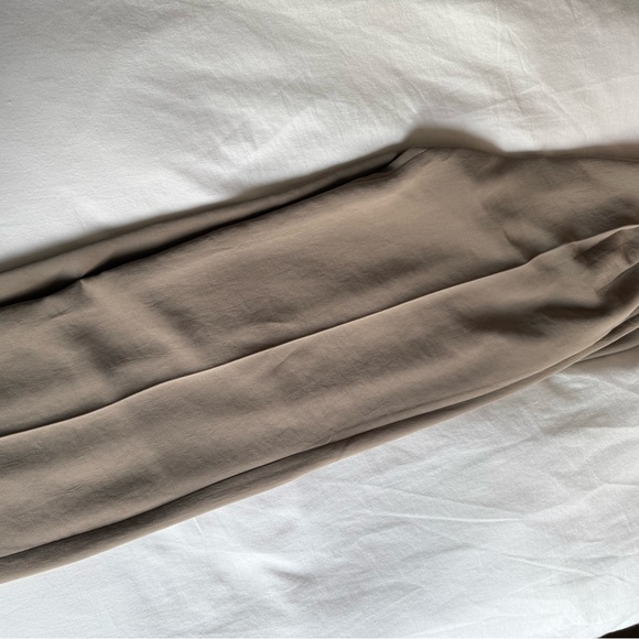 Aritzia Women's Effortless Pant in Nomad Taupe - Picture 4 of 5